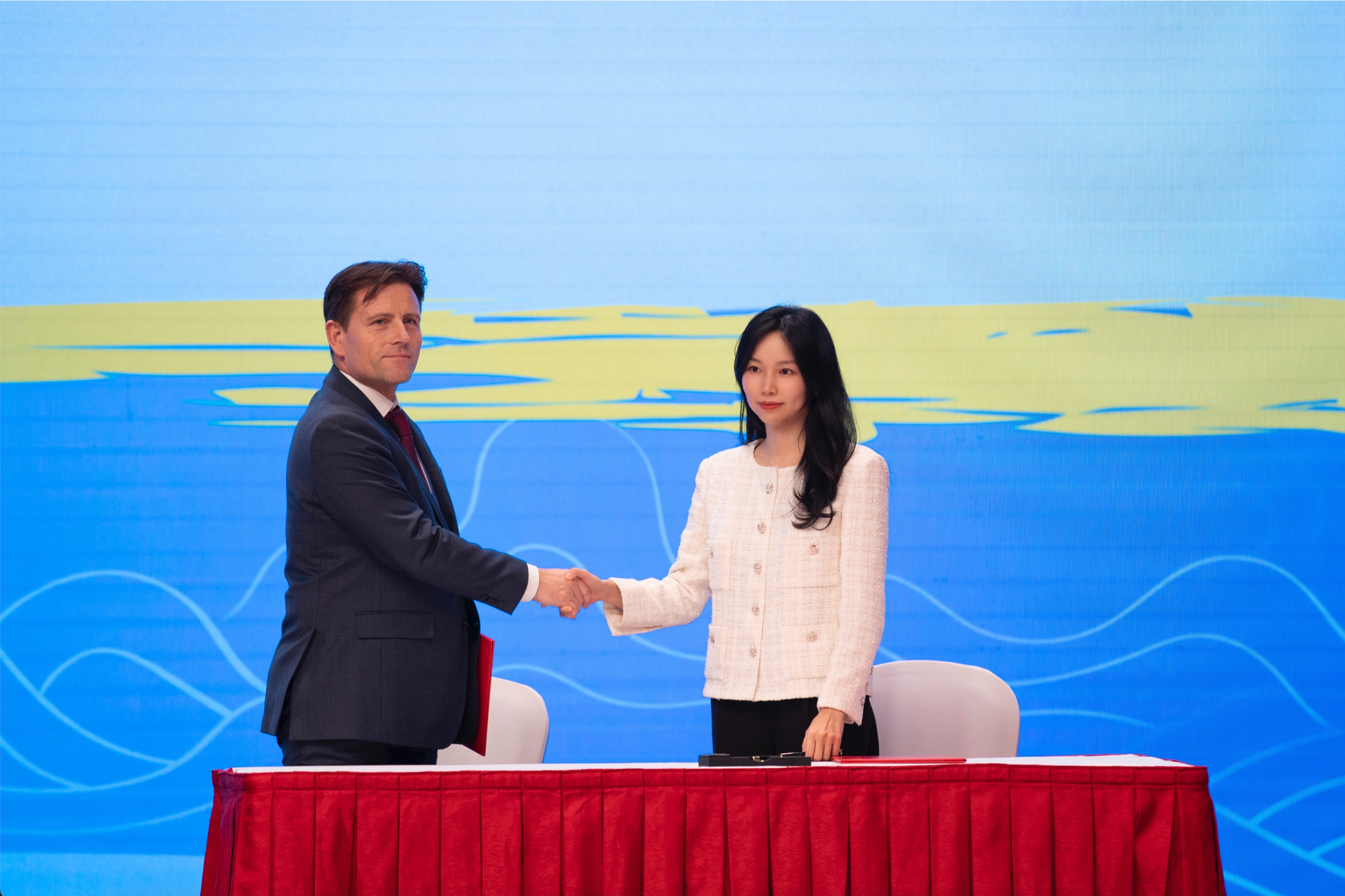 谢其润出席“一带一路”企业家大会并签署备忘录 豪门国际将加大投入积极拓展“一带一路”市场