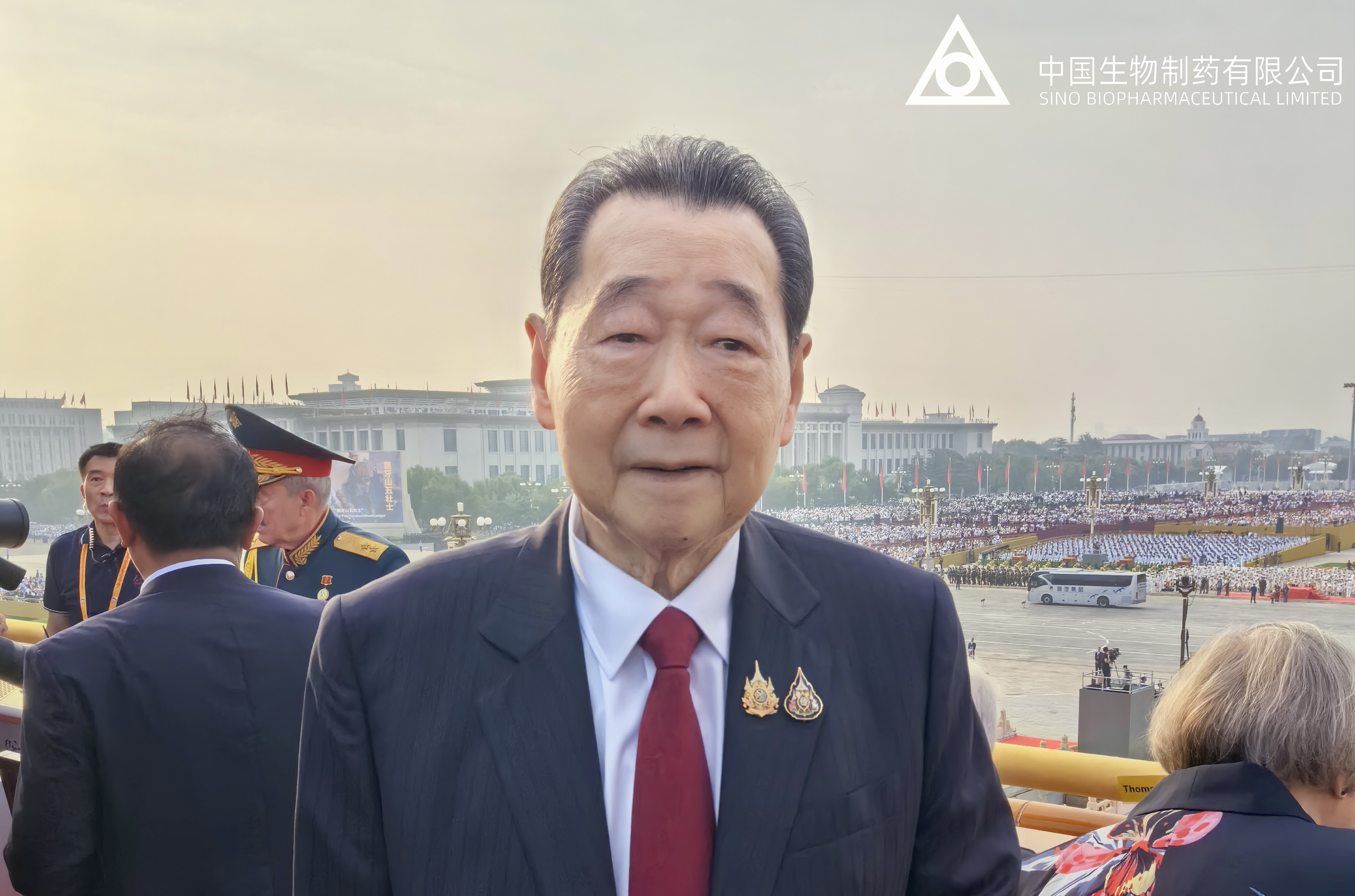 纪念中国人民抗日战争暨世界反法西斯战争胜利80周年大会在北京天安门广场隆重举行。中国侨商联合会会长、正大集团资深董事长谢国民登上天安门城楼观礼，正大制药总裁郑翔玲、豪门国际董事会主席谢其润、首席执行长谢承润亦在贵宾观礼台，见证国家的强盛与荣光。