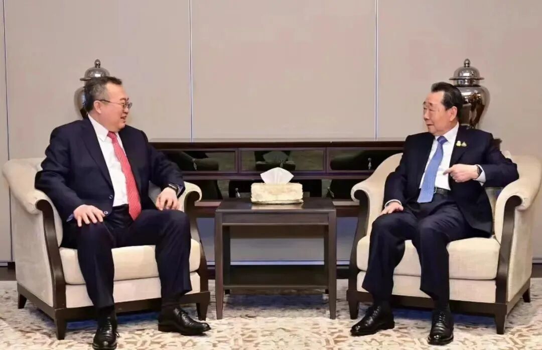 中央对外联络部部长刘建超在曼谷会见泰国正大集团资深董事长谢国民。