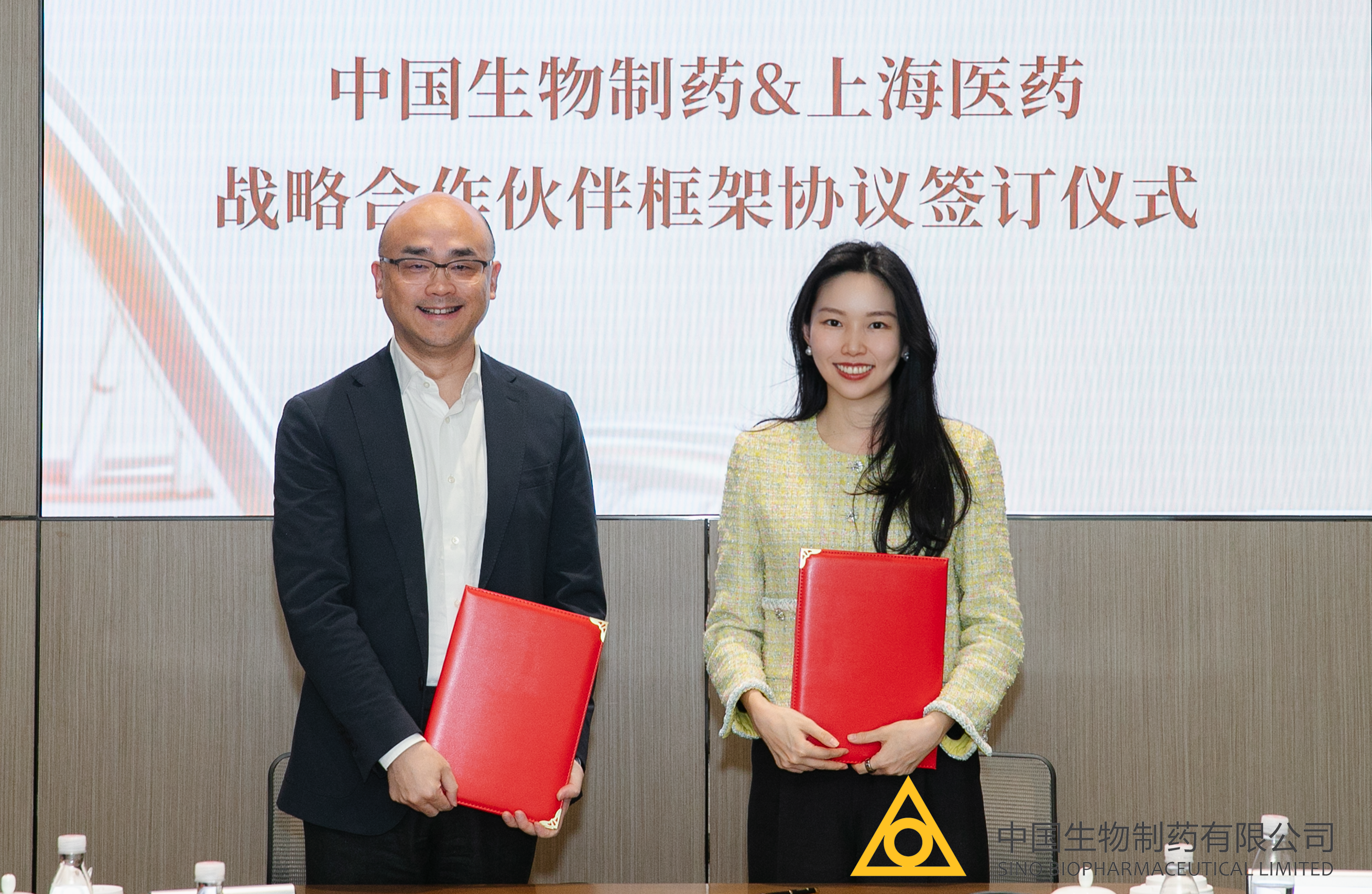 豪门国际与上海医药集团签署战略合作伙伴协议书，达成全面战略合作。